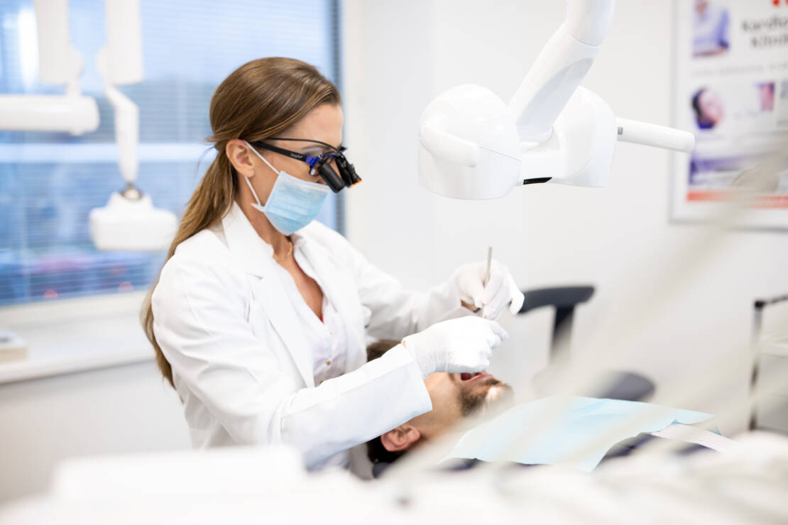 Modernus dantų protezavimas ir implantacija šypseną sugrąžina greitai ir be skausmo