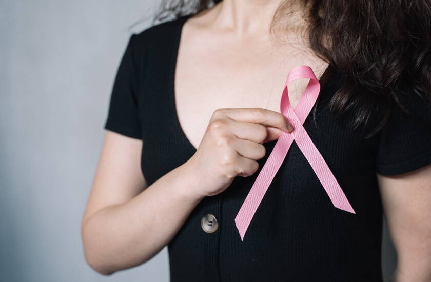 Kovos su krūties vėžiu mėnuo: nustatytas susirgimas – ne mirties nuosprendis, tačiau būtina...